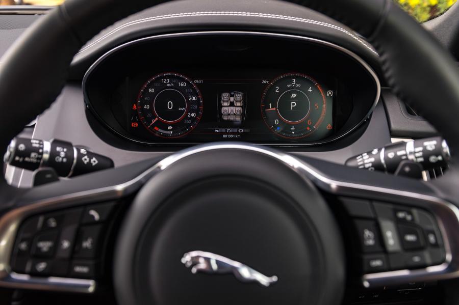 Панель приборов Jaguar E-Pace D240 AWD R-Dynamic 2018 года  (AU) (фото 13 из 22)